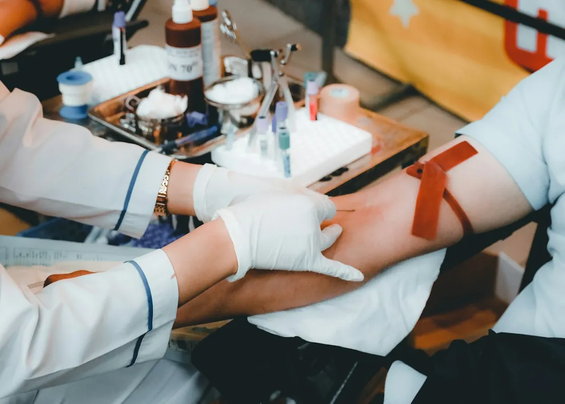 Profissional fazendo coleta de sangue