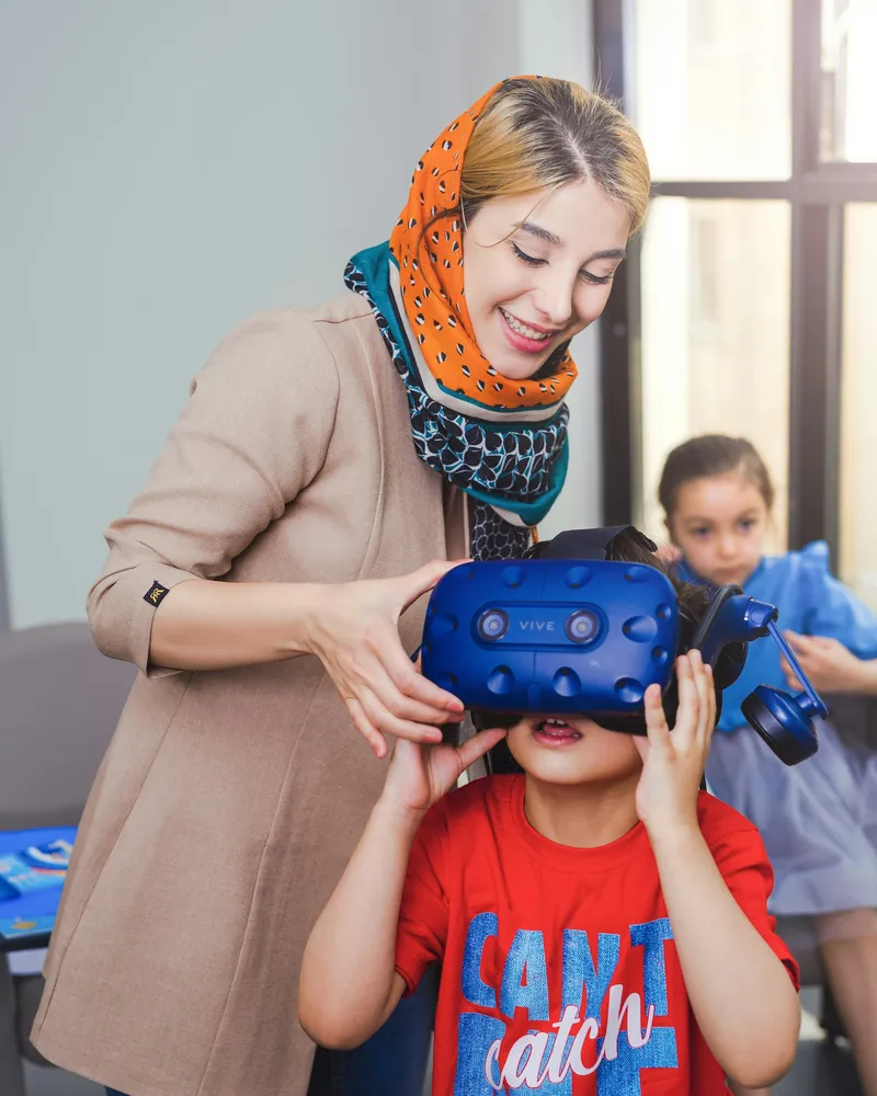 Mãe ajudando a filha a colocar óculos de realidade virtual
