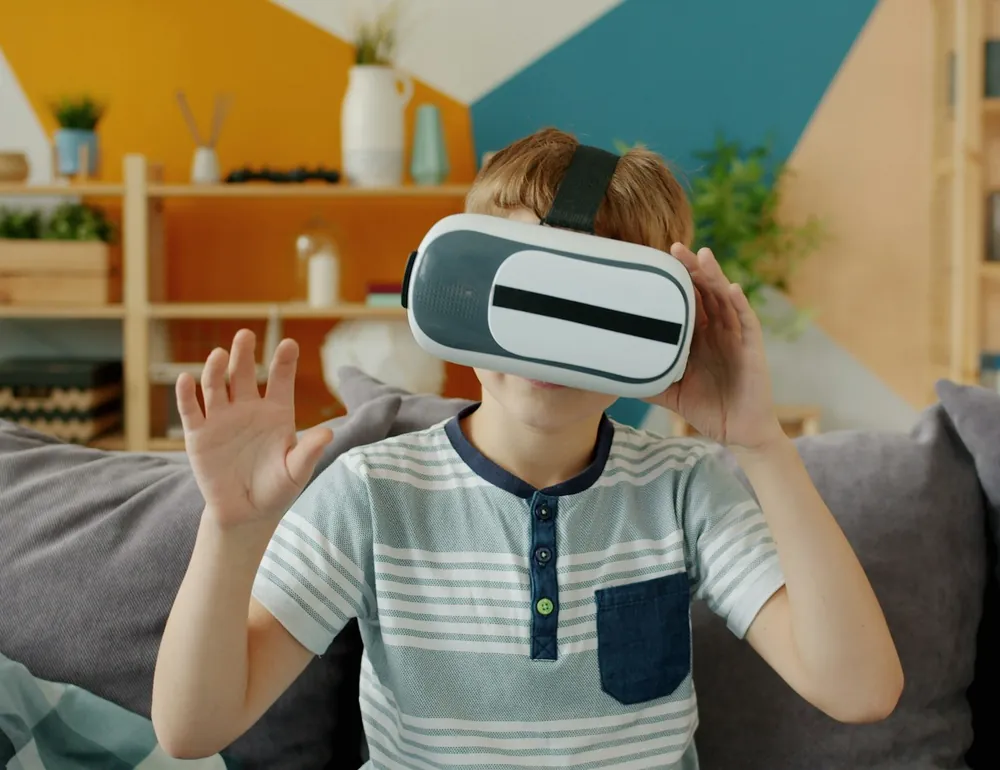 Criança usando óculos de realidade virtual