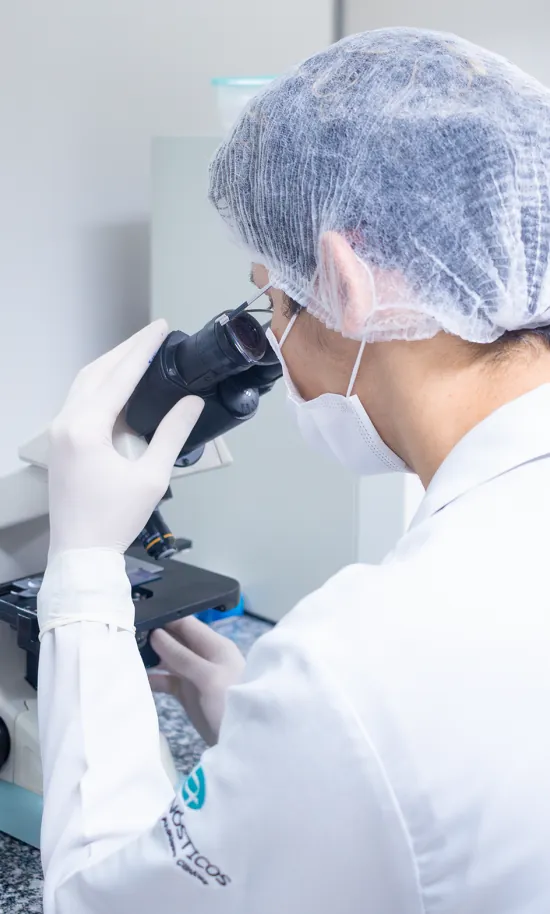 Profissional no microscópio
